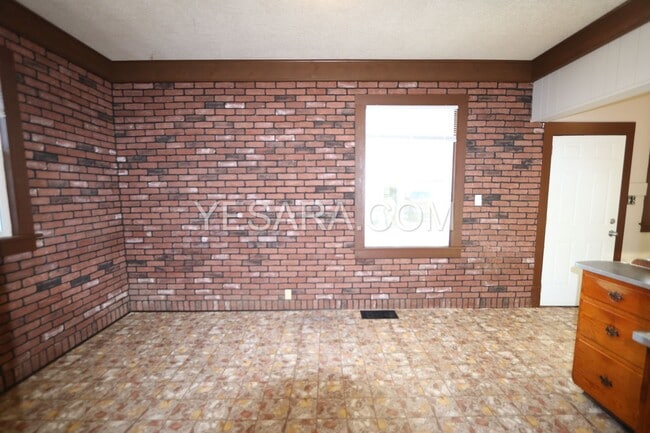 Building Photo - 2 Bedroom 1 Bath