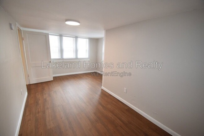 Building Photo - 906 Vistabula St