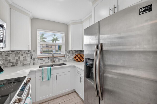 Building Photo - 419 S Crescent Dr