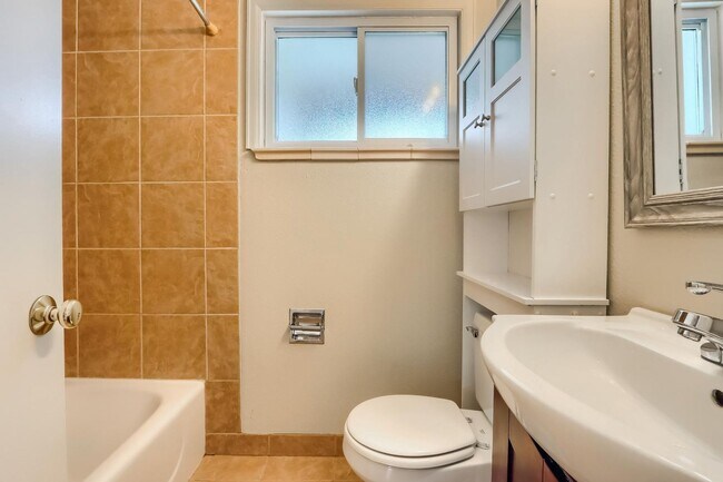 Building Photo - 2 Bedroom single family home in Denver