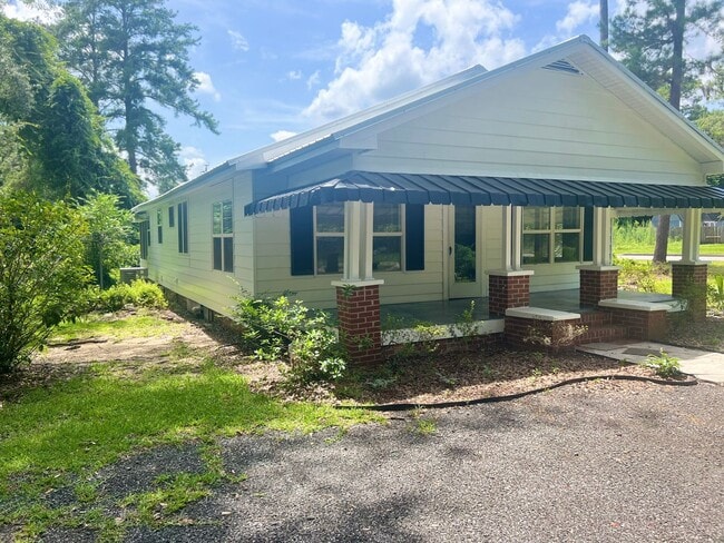 Primary Photo - Charming 3 Bedroom Home with Rustic Farmho...