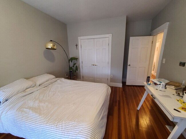 Building Photo - Off street parking - Close to Whole Foods / CVS - Renovated Kitchen