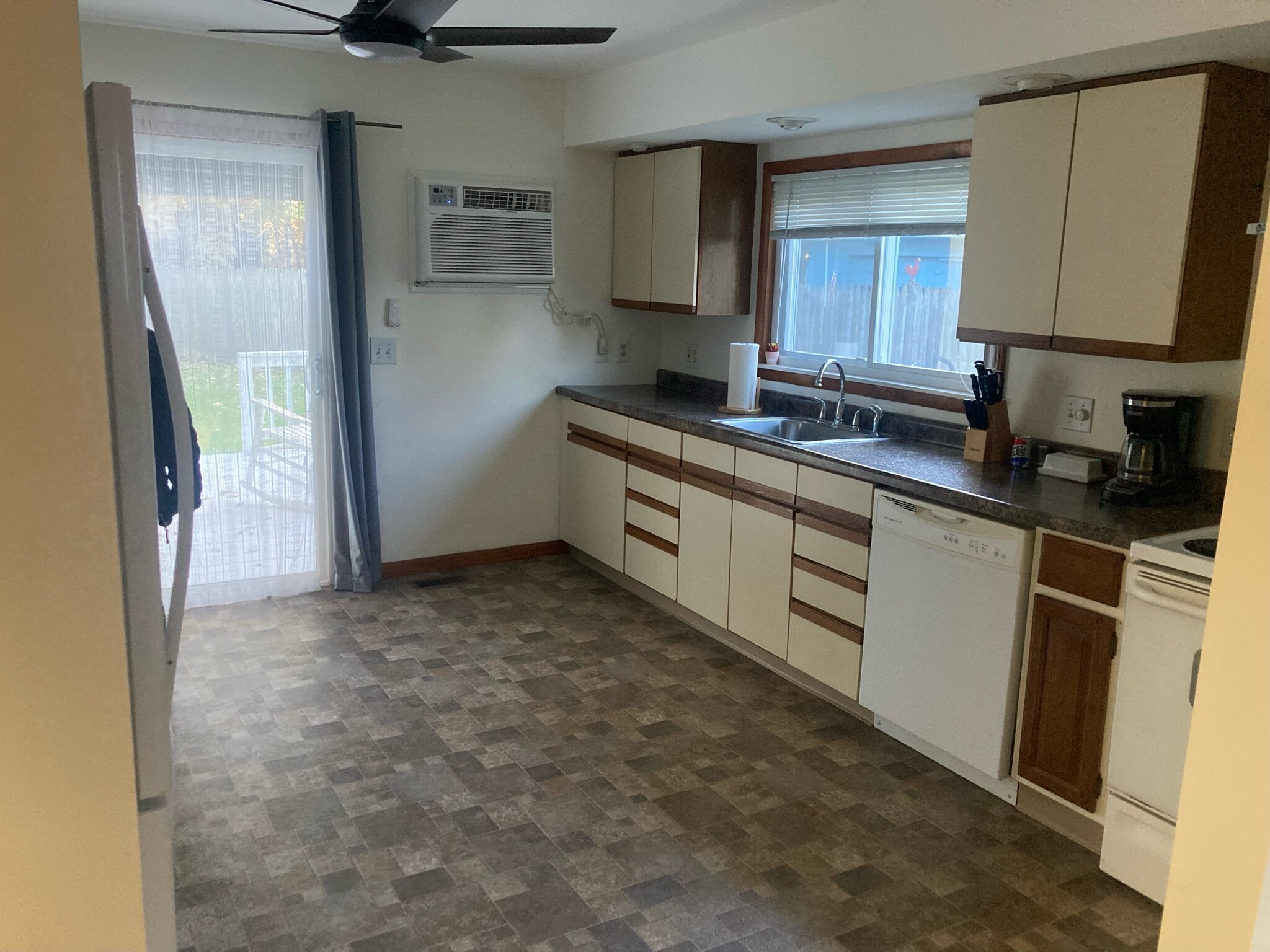 Building Photo - 990 Pine Rd