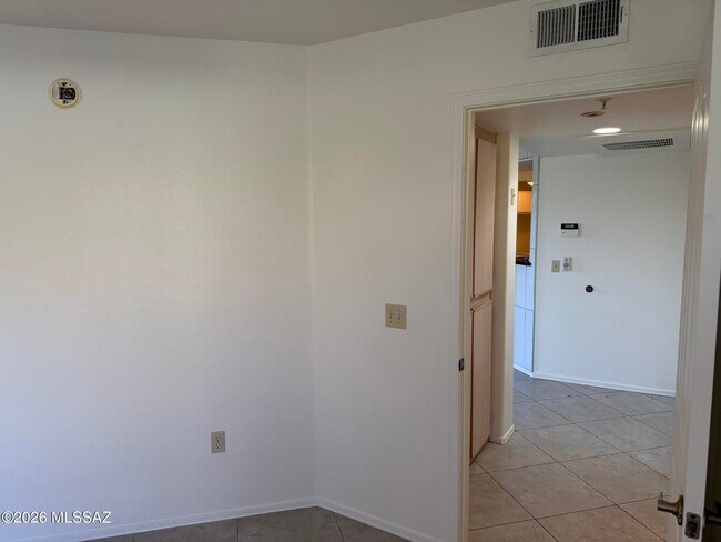 Building Photo - 5751 N Kolb Rd