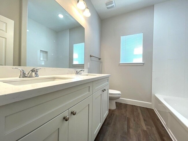 Building Photo - 1313 Ellington St