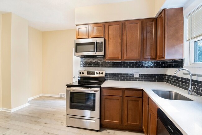 Building Photo - Large, remodeled one bedroom apartment