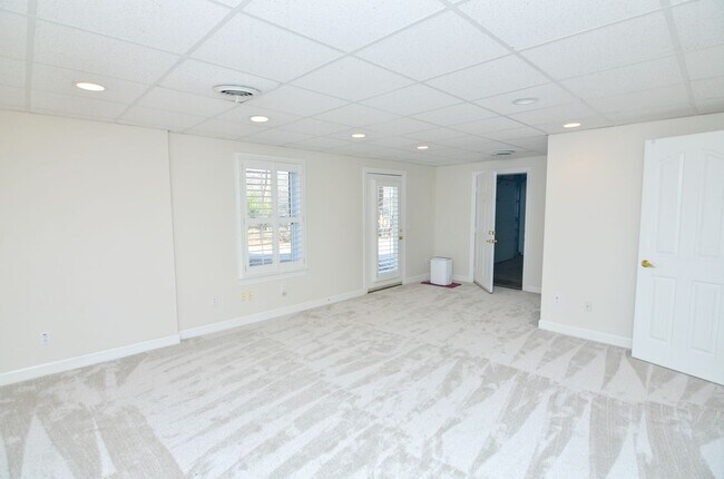 Building Photo - 604 Georgian Way