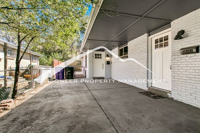 Building Photo - Spacious Half Duplex with Fenced Yard and Washer/Dryer