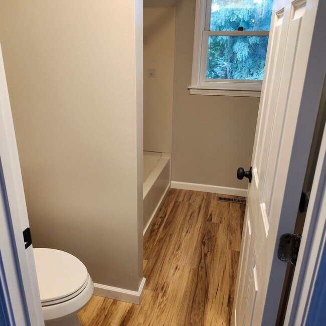 Building Photo - 6A Pine Grove Ave
