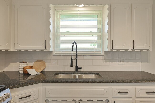 Building Photo - 505 N Norman Ave