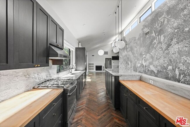 Building Photo - 21273 Entrada Rd