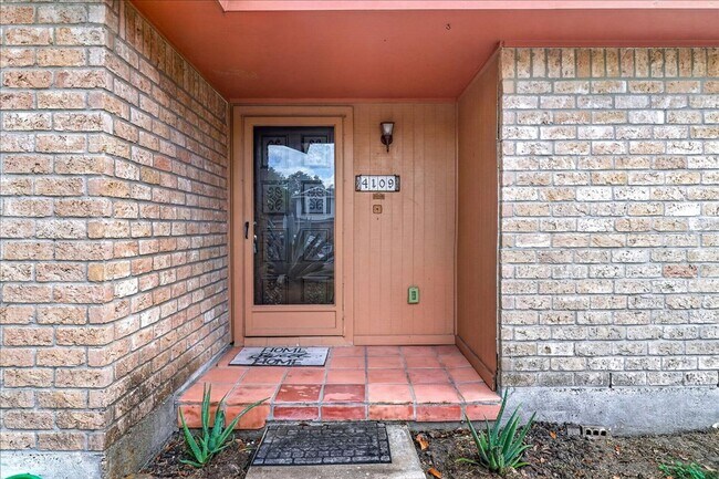 Building Photo - 4109 Fonvilla Cir