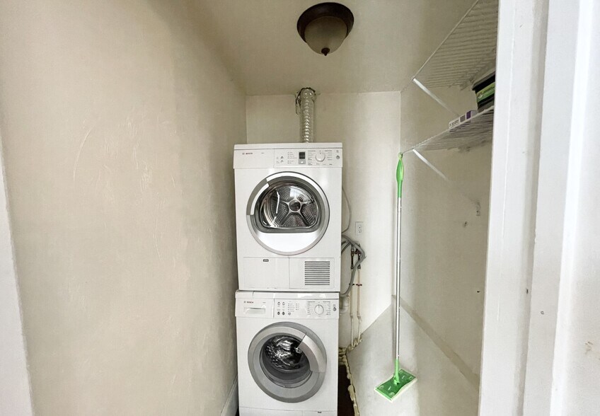 Building Photo - 178 Hillside St