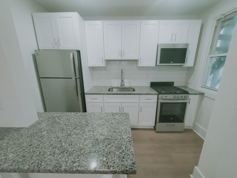 Building Photo - 82 Lindale St