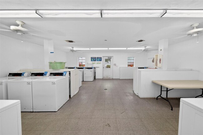 Building Photo - 700 SE 2nd Ave