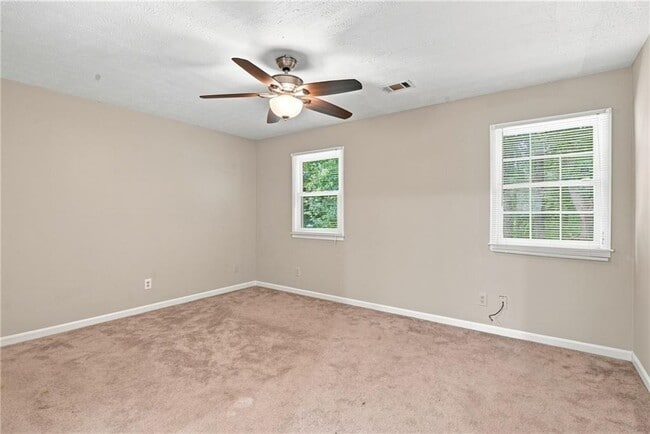 Building Photo - 136 Sterling Ct