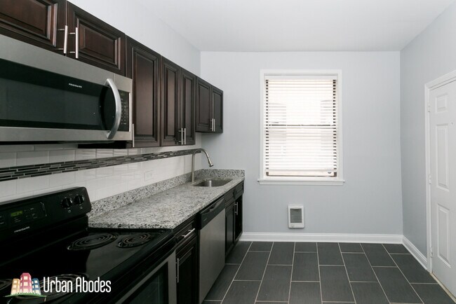 Building Photo - 3635 W Dickens Ave