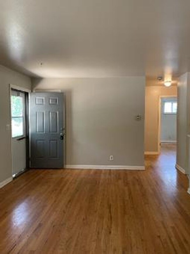 Building Photo - STUDENTS WELCOME! 5-Bedroom / 2-Bath Home ...