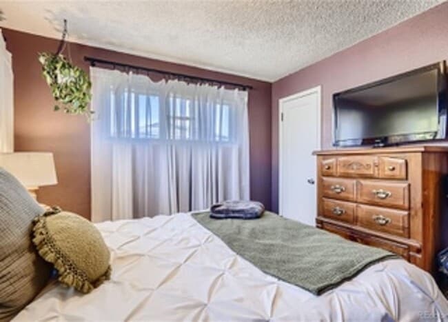 Building Photo - Great Location!  Updated Bungalow 2 bed, 1 bath with a bright open floorplan- fences yard- $500 o...