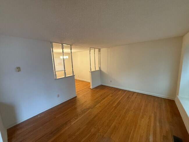 Building Photo - Beautiful Split level home with tons of upgrades!!