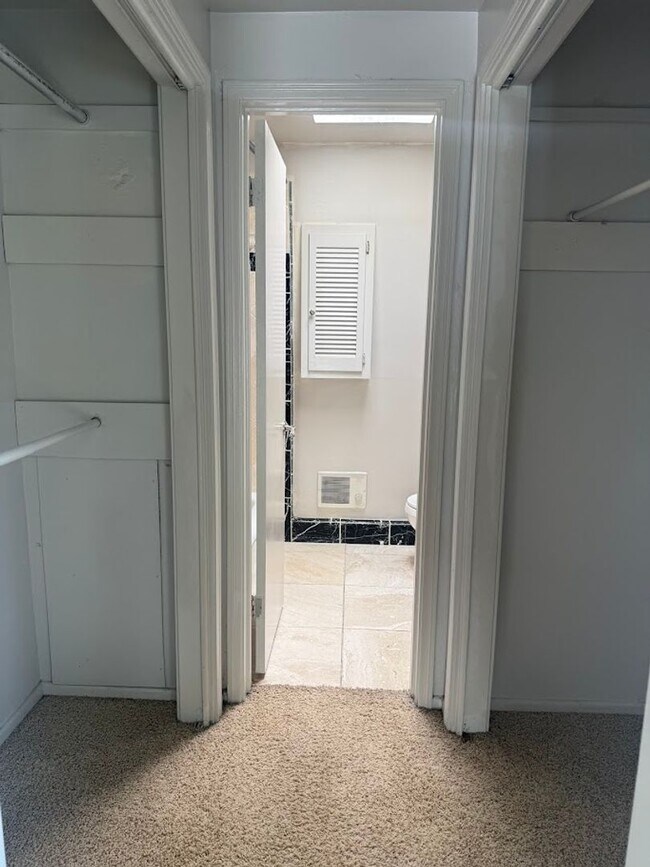 Building Photo - San Pedro Square - West Campus - Townhome - Old School Luxery - W/D - Fireplace - Updated Kitchen...