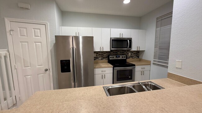 Building Photo - Spacious 3/3 Townhouse with Lake View – Sa...