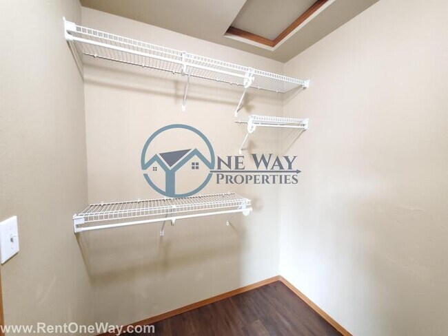 Building Photo - Amazing 3 Bed + 2 bonus rooms in Puyallup!