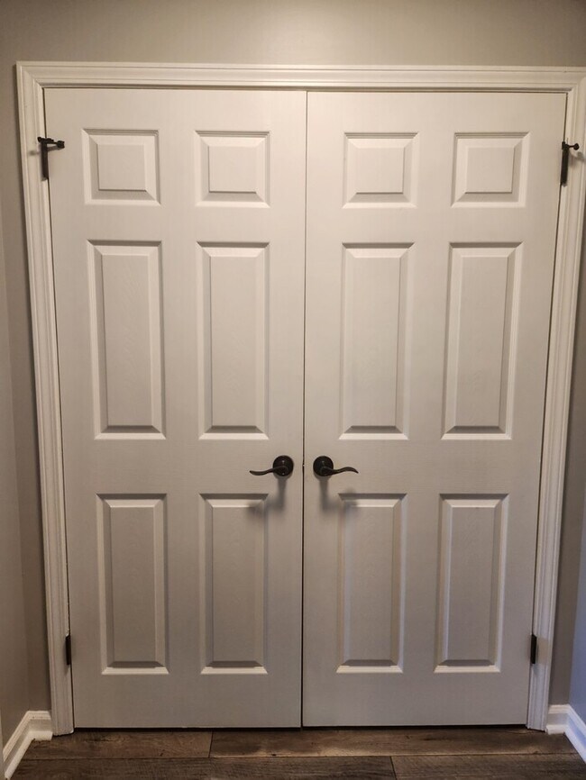 Building Photo - Make this home your sweet space!