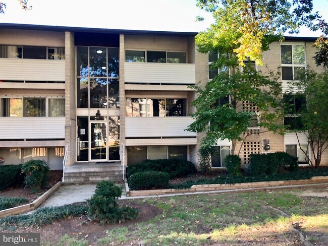 Building Photo - 5600 Bismach Dr