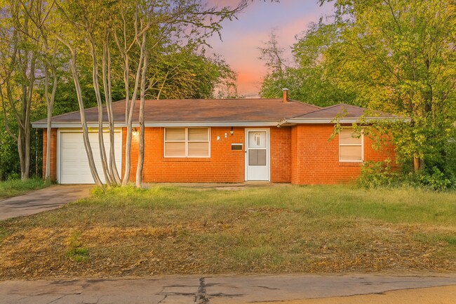 Primary Photo - 1041 Hickory Ln