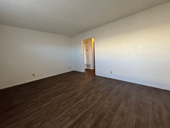 Building Photo - Cute Two bedroom One Bathroom Duplex in Br...