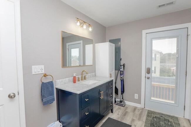 Building Photo - Pretty Lake Furnished Unit 2/1.5 Views! Vi...