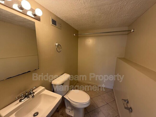 Building Photo - 2421 Bentree Ct