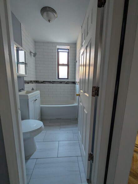 Building Photo - 43 W 29th St