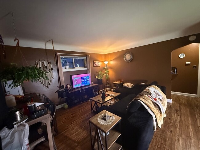 Building Photo - 602 E 7th St