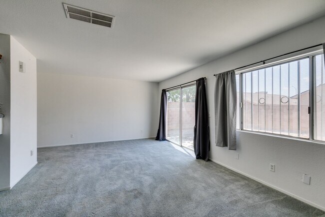 Building Photo - Double Primary Townhome with Spacious Backyard in 89115!