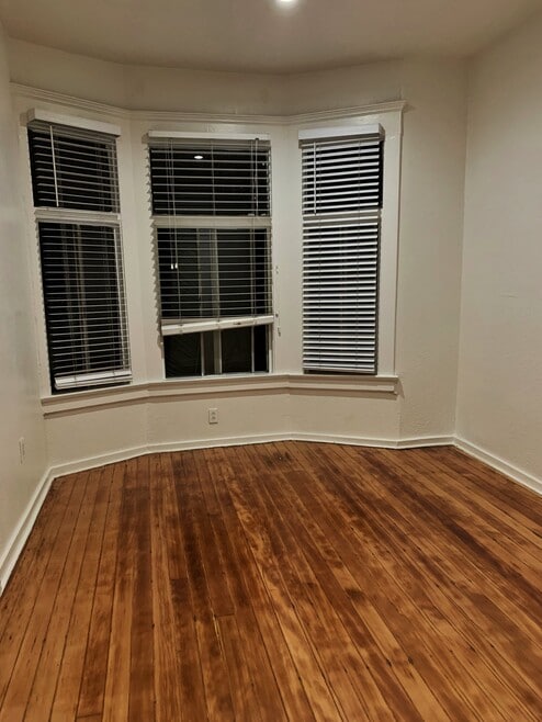 Building Photo - 1114 Poinsettia Dr