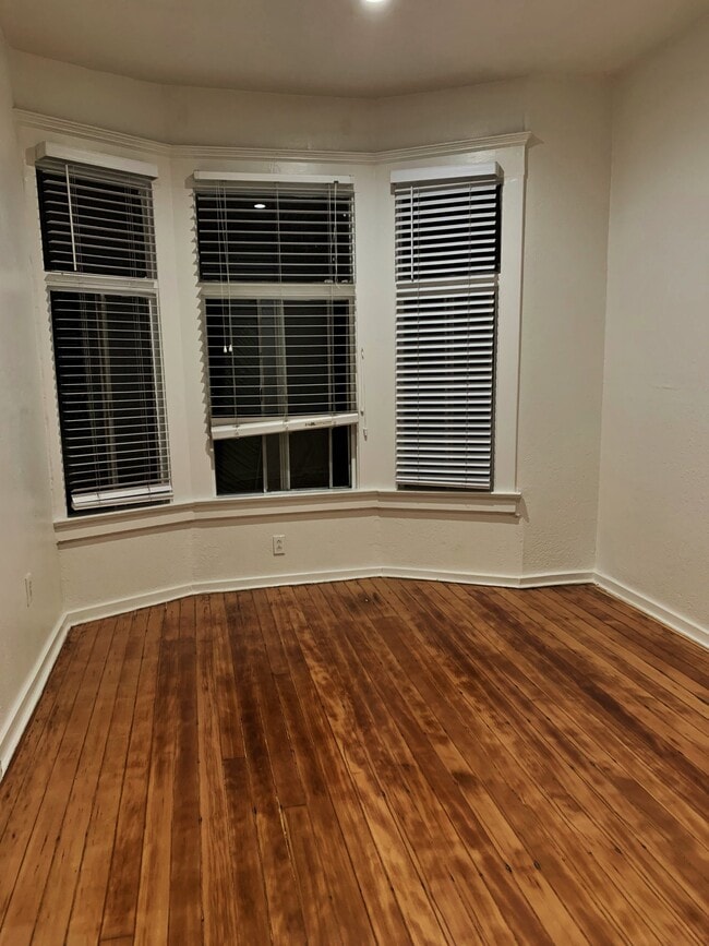 Building Photo - 1114 Poinsettia Dr