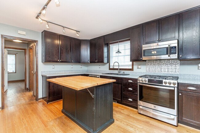 Building Photo - Serene Living in Chesterfield