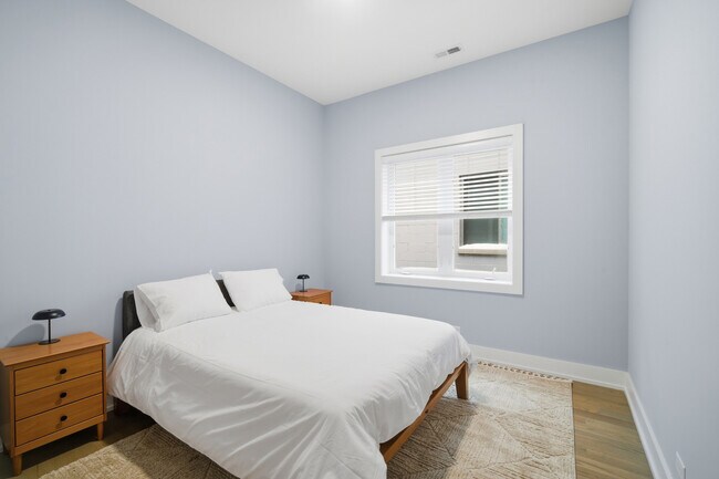 Building Photo - 725 W 17th St