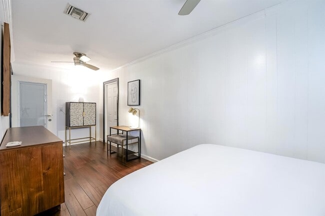 Building Photo - 2531 NE 47th St