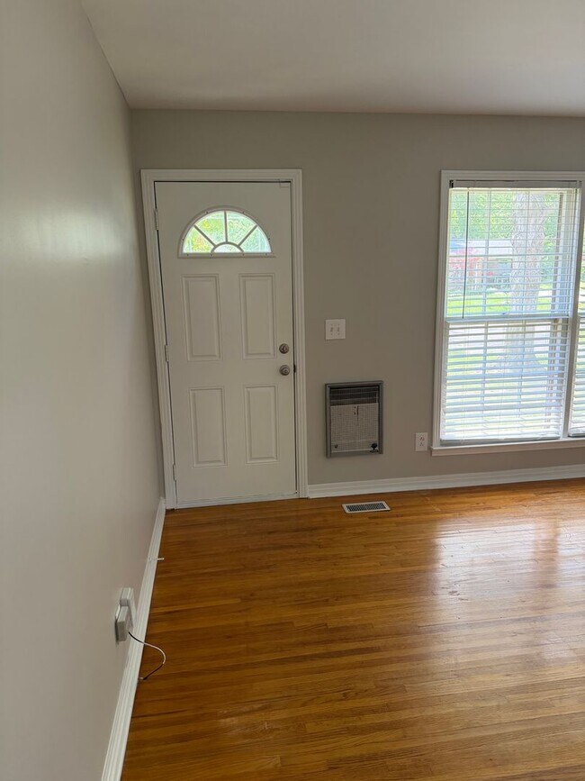Building Photo - Charming 3-bedroom,1-bath home w/Detached garage for rent in Springfield, Tennessee.