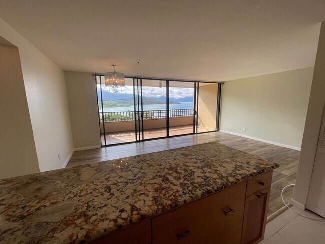Building Photo - Beautiful 2 bedroom, 2 bath townhome
