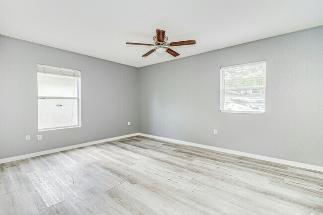 Building Photo - 2912 E Columbus Dr