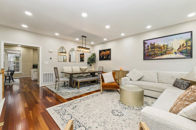 Building Photo - Nestled in the desirable Potomac Lakes com...