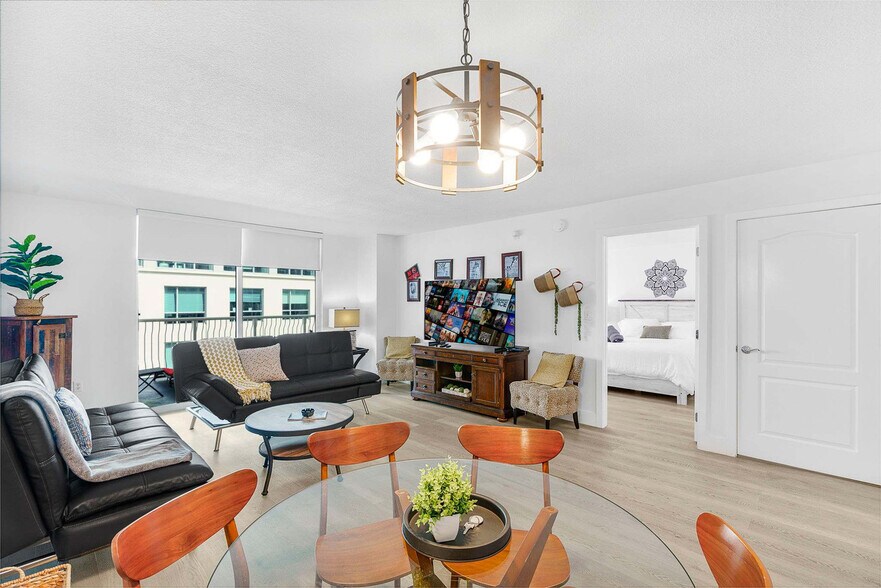 Building Photo - 1 SE 12th St