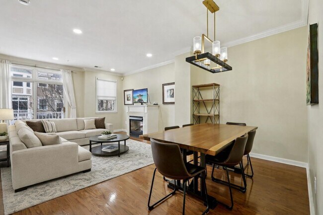 Building Photo - 273 Roslyn Ct