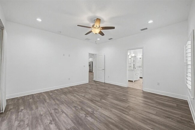 Building Photo - 606 Royal Crest Dr