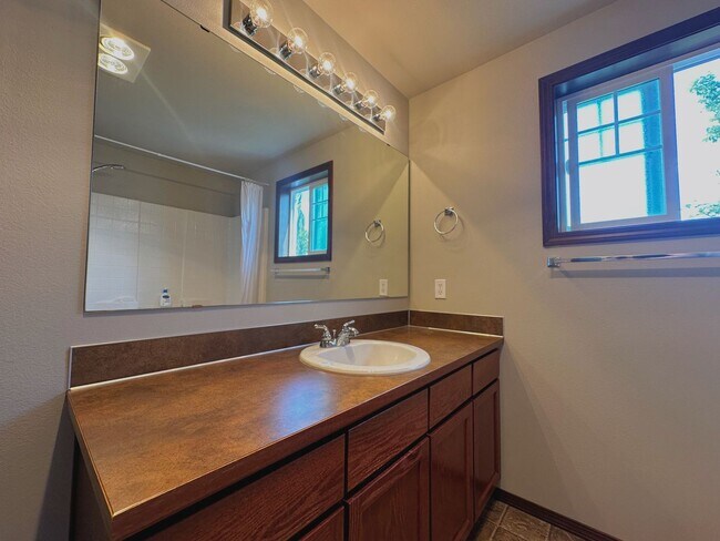 Building Photo - Beautiful 4-Bedroom 2.5-Bathroom Home in M...