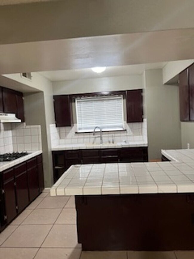 Building Photo - Southwest Bakersfield Home with Pool